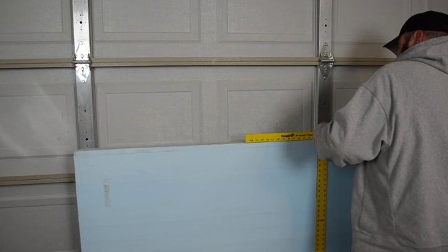 Isolation autour du cadre de la porte du garage