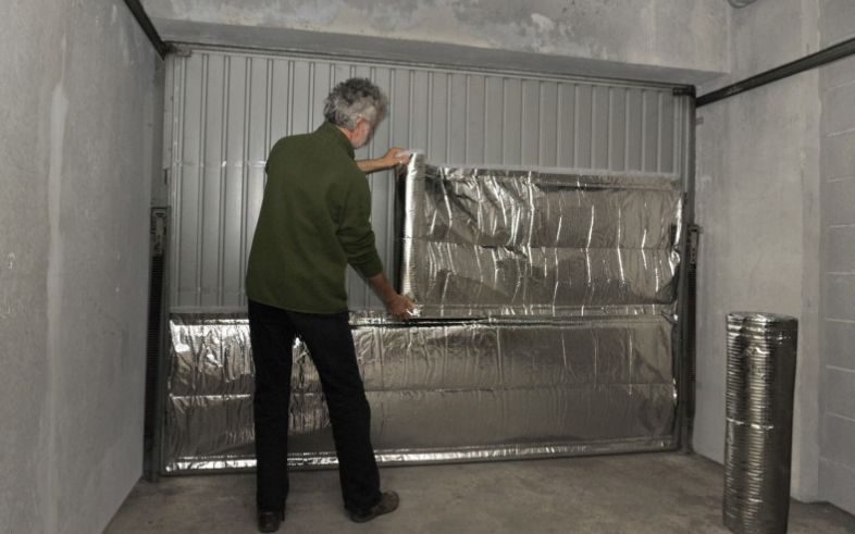 Calfeutrer une porte contribue à l'isolation thermique
