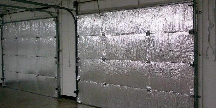 Installation d'une couverture isolante pour porte de garage 